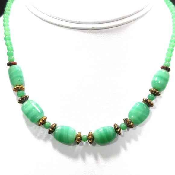 Vintage Green Glass 1930s Beaded Choker Necklace - Picture 2 of 10